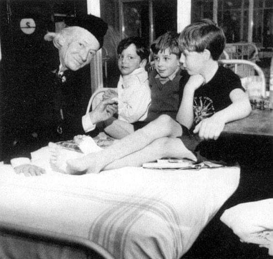 Marking the 115th anniversary of the birth of undisputed first incarnation of the Doctor, William Hartnell. 

Never forgotten. Always respected and appreciated. 

Here visiting a Children's hospital ward, during his tenure in the TARDIS.

#WilliamHartnell #1stDoctor