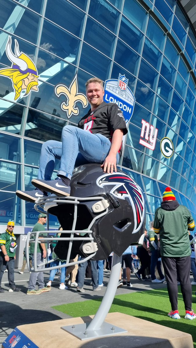 DavidWillow630's tweet photo. @lukesawhook England, getting in the international would make up for being told of for sitting on a giant flacons helmet outside the london games this year and almost getting kicked out 😂 https://t.co/sjhTb18y9x