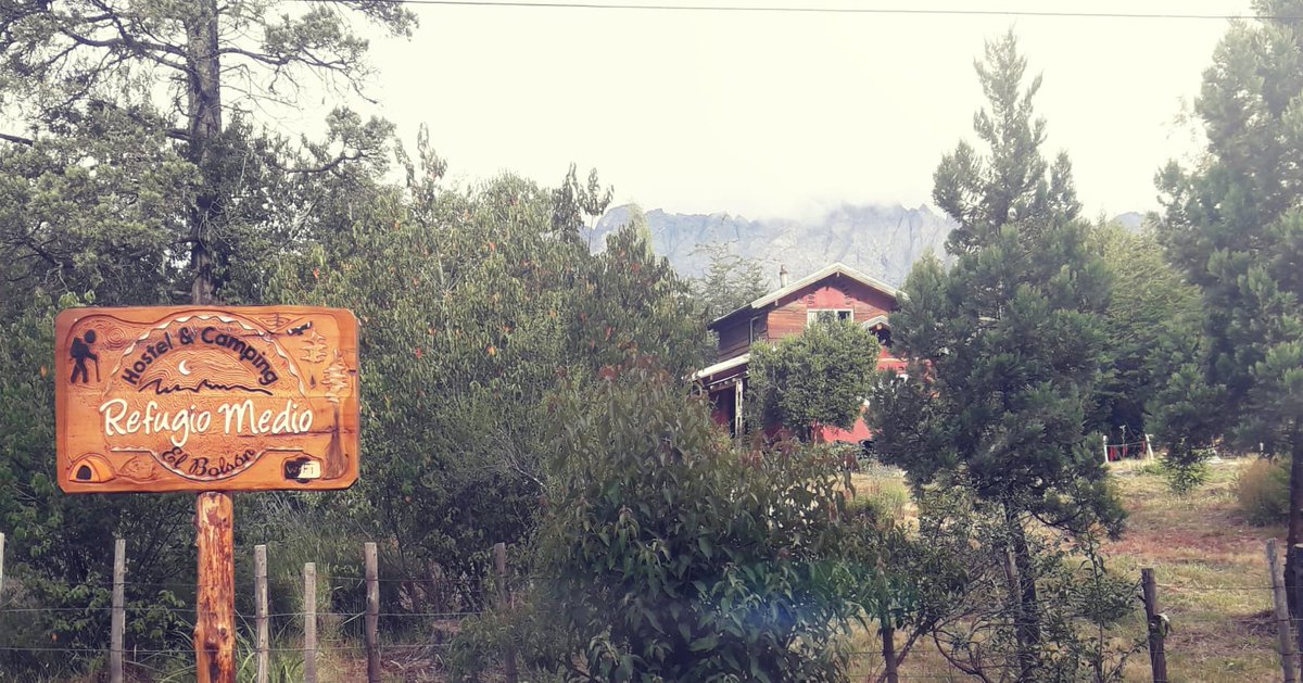 Mi tío con su familia después de mucho esfuerzo y trabajo logro abrir su camping y hostel en El Bolsón, pero todavía no tubo mucha difusión... Tiene unos paisajes hermosos y está en precio para ir,me ayudan a compartir 🙏🏼❤️ Refugio Medio El Bolson en Instagram🌲⛰️