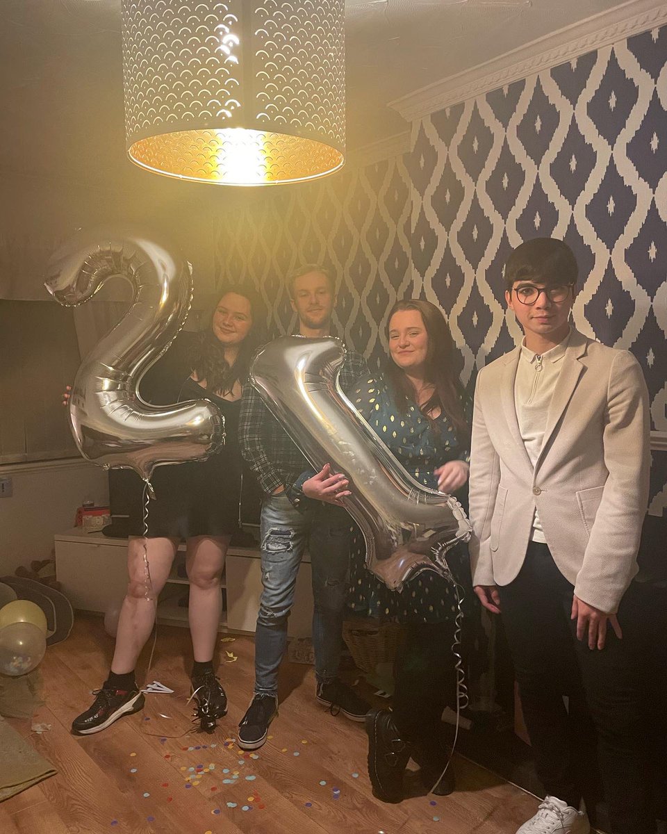 Basiclyslick's tweet image. Obligatory balloon photos, chapter 21 🥂