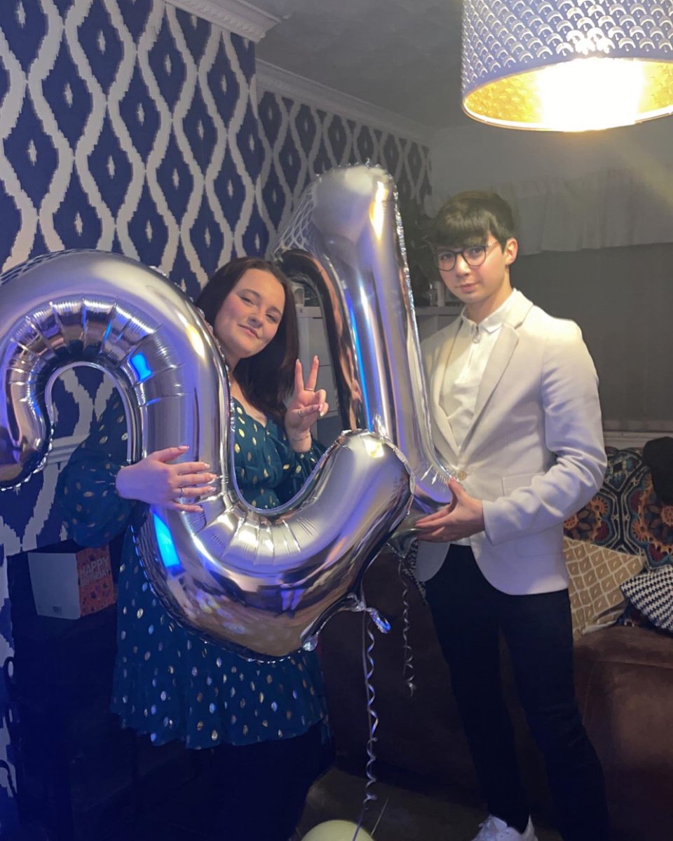 Basiclyslick's tweet image. Obligatory balloon photos, chapter 21 🥂