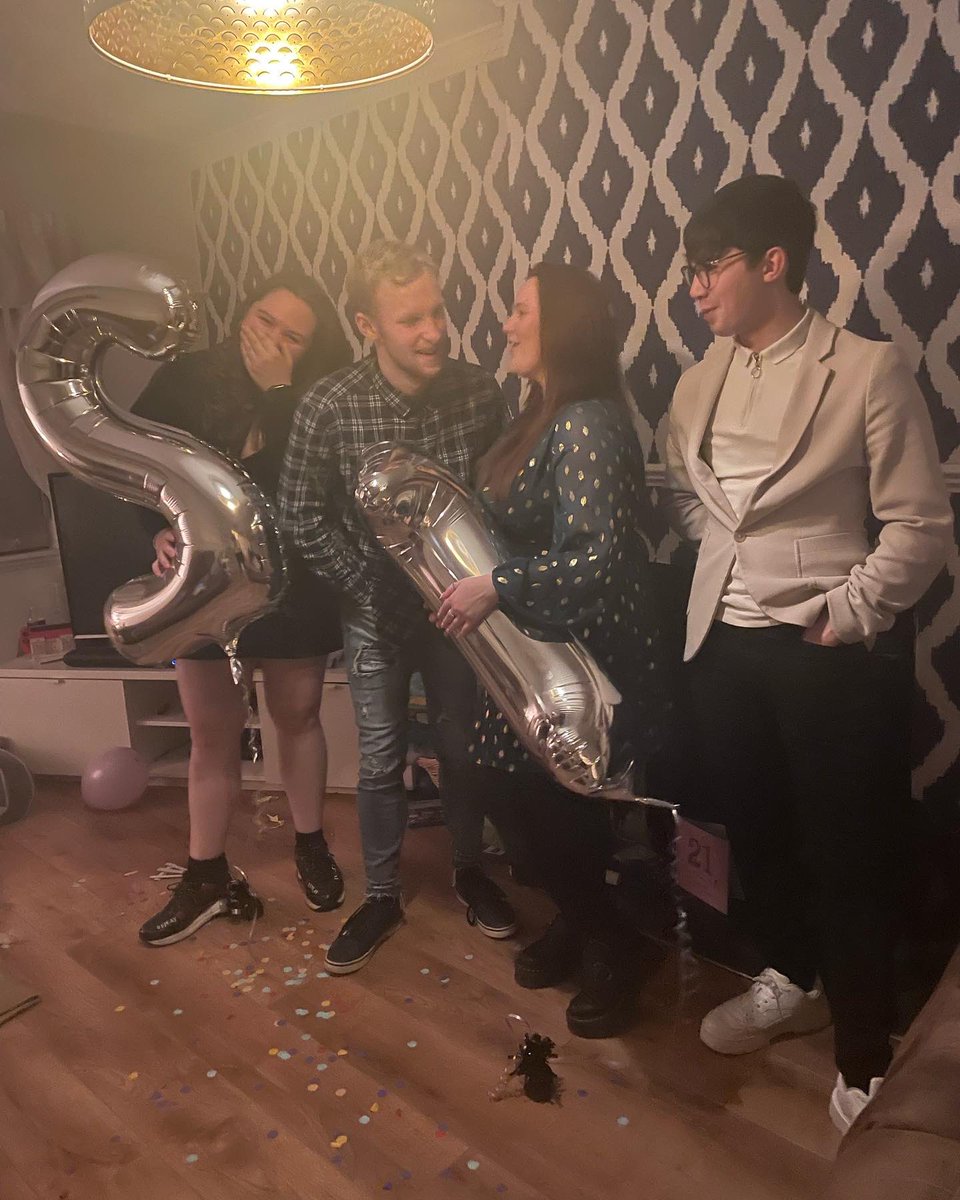 Basiclyslick's tweet image. Obligatory balloon photos, chapter 21 🥂