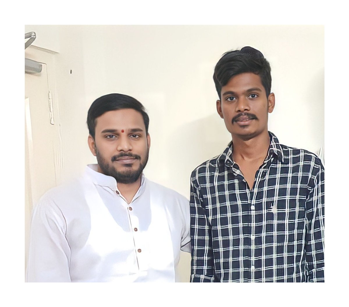 ShivaReddie5's tweet photo. ఈ రోజు ఏపీ హైకోర్టులో న్యాయవాదిగా ప్రమాణ స్వీకారం చేసిన  @కొండా రాజీవ్ గాంధీ అన్నయ్యకు హృదయపూర్వక శుభాకాంక్షలు💐...
 @KondaRajivGandh #CongratsAnna💐 https://t.co/toZf6KR1zp