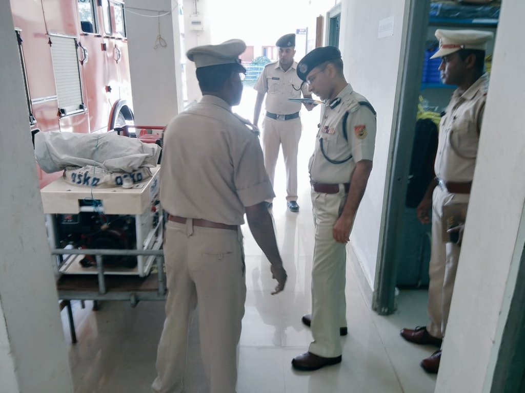 FireService_ANP's tweet photo. On 7/1/23 Sh S.K.Jain,IPS,IGP(L&amp;O) reviewed the functioning of #FSShaheedDweep.

He inspected the Premises,Firefighting/DM Equipments &amp; interacted with the staff.  

He appreciated the cleanliness &amp; maintenance of the premises and assured timely redressal of their grievances. https://t.co/tqh8yZxkOa