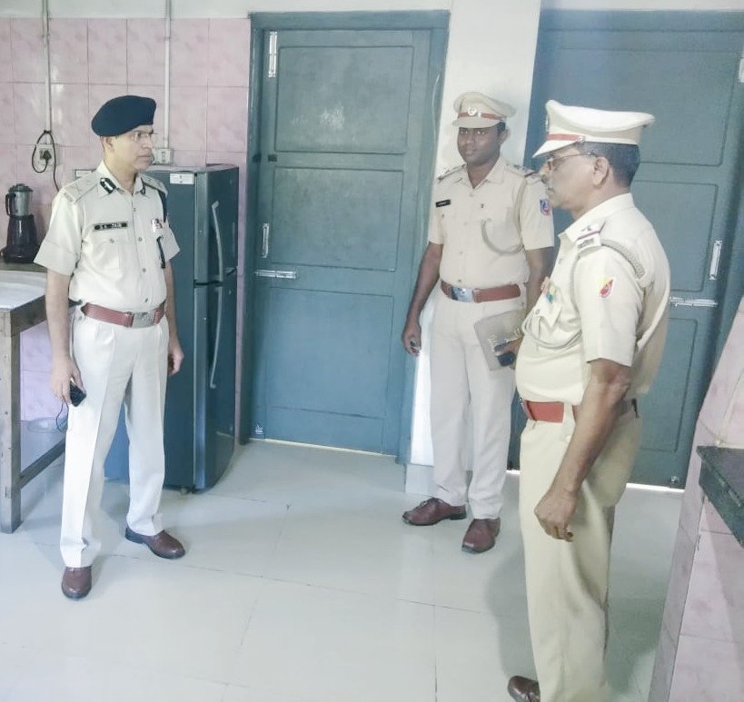 FireService_ANP's tweet photo. On 7/1/23 Sh S.K.Jain,IPS,IGP(L&amp;O) reviewed the functioning of #FSShaheedDweep.

He inspected the Premises,Firefighting/DM Equipments &amp; interacted with the staff.  

He appreciated the cleanliness &amp; maintenance of the premises and assured timely redressal of their grievances. https://t.co/tqh8yZxkOa