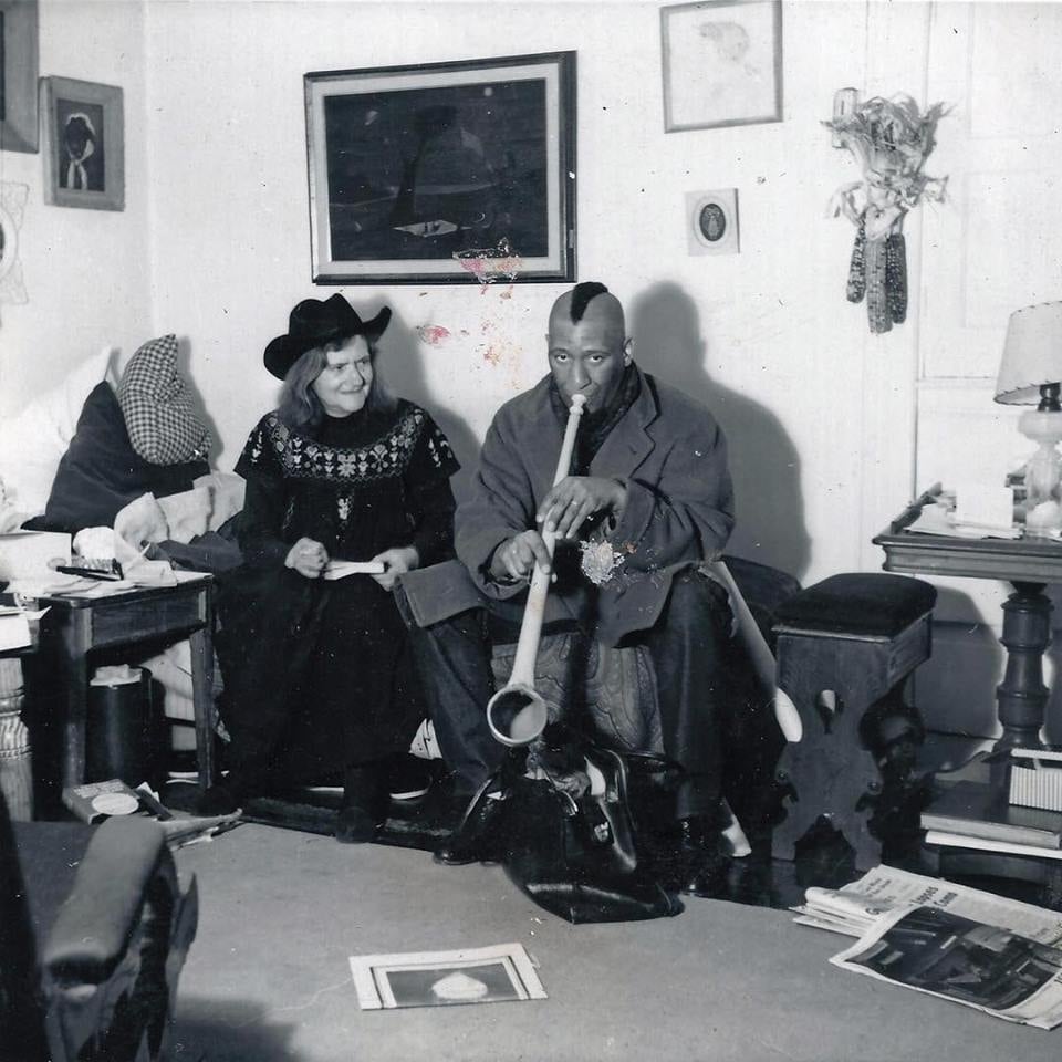 @terrihinte @aidan_levy @SusanBrink1 @sonnyrollins @jjajazzawards Here's Rollins in the home of Gertrude Abercrombie near the #UniversityOfChicago in the Hyde Park neighborhood. 

G.A. was a friend & supporter of many jazz musicians who attended regular jam sessions in her home.