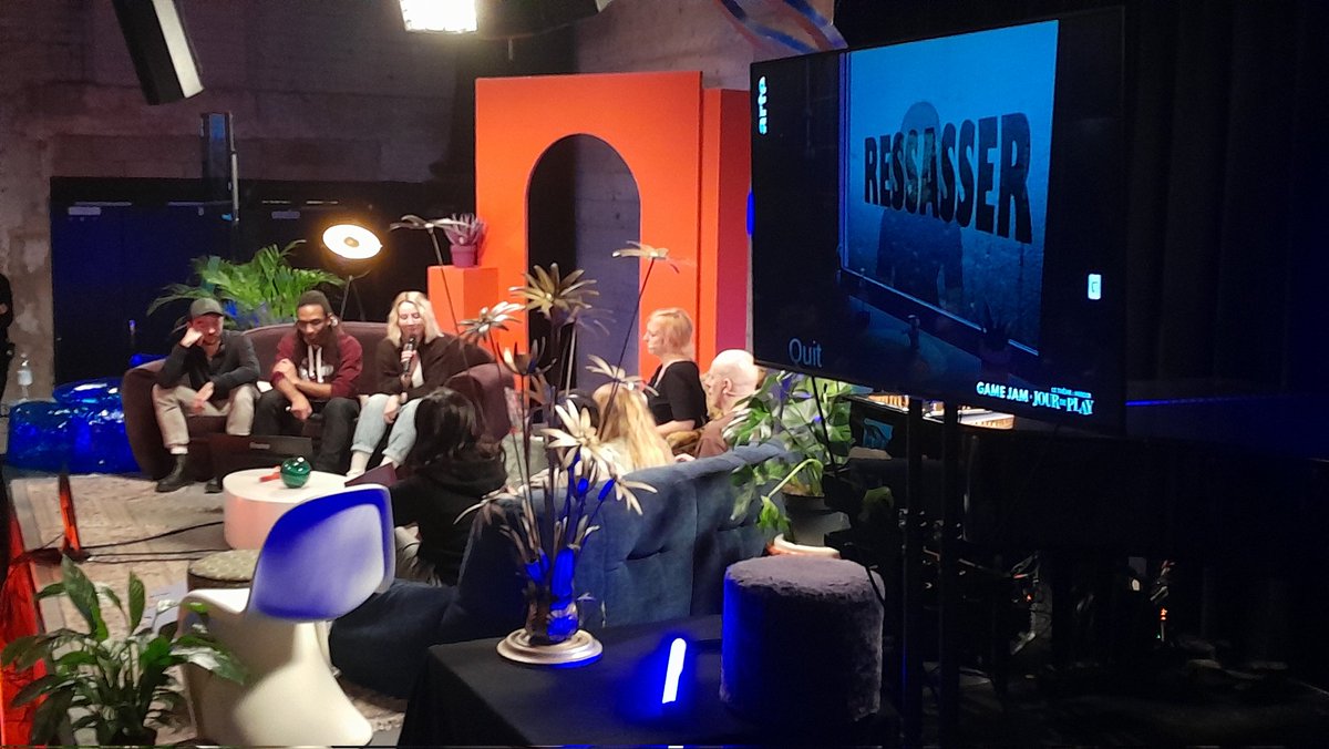 JVlemag's tweet photo. L'équipe Studiorama, accompagnée par @dev_dimanche, revient sur sa création du week-end : Ressasser (bravo le palindrome)

#gamejamarte https://t.co/EoG8e1Rd2D
