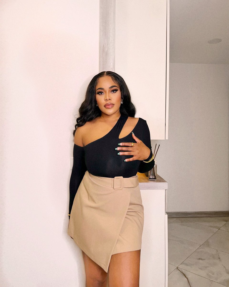 Dikan_diva's tweet photo. Neutrals do a thing On me🤍🤎🖤 https://t.co/9NcS0JvOPy