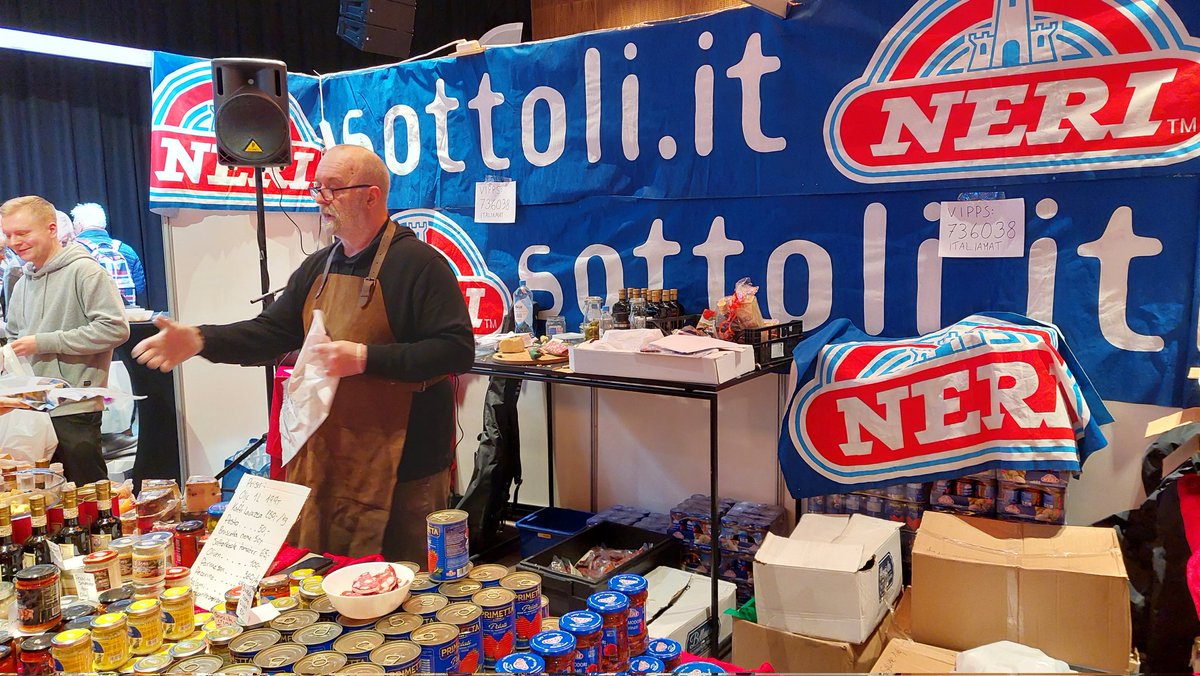 NicolettiStef63's tweet photo. Alla #Reiselivsmessen di Oslo questo fine settimana non mancavano neppure autentici prodotti eno-gastronomici italiani, nello stand organizzato da un norvegese, Kjetil Karlsen, che vive in Toscana ed è innamorato delle delizie e del paesaggio italiano. https://t.co/6X4SHnTzar