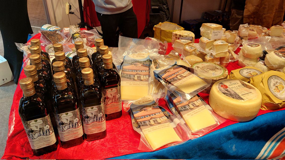 NicolettiStef63's tweet photo. Alla #Reiselivsmessen di Oslo questo fine settimana non mancavano neppure autentici prodotti eno-gastronomici italiani, nello stand organizzato da un norvegese, Kjetil Karlsen, che vive in Toscana ed è innamorato delle delizie e del paesaggio italiano. https://t.co/6X4SHnTzar