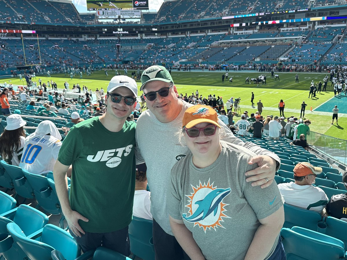 deenafla's tweet photo. Beat them Jets! #finsup https://t.co/JaJhu0Yxdr