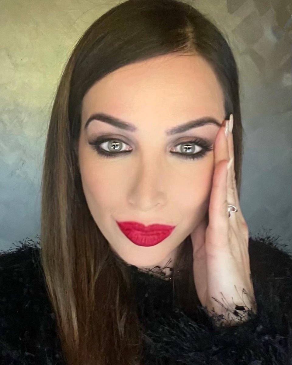 The only person you are destined to become is the person you decide to be. 🤫👀💚

#greeneys #valentinarecanati #vr