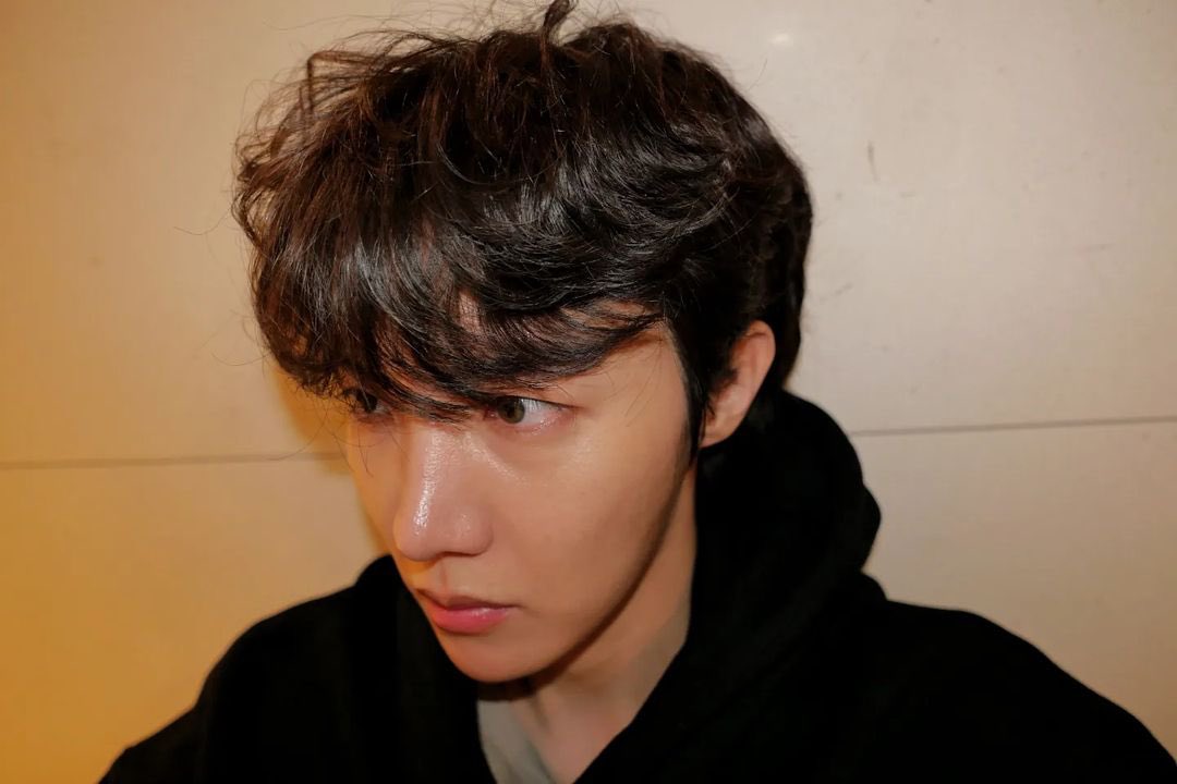 hobistateofmind's tweet image. new fav genre of hoseok selca unlocked