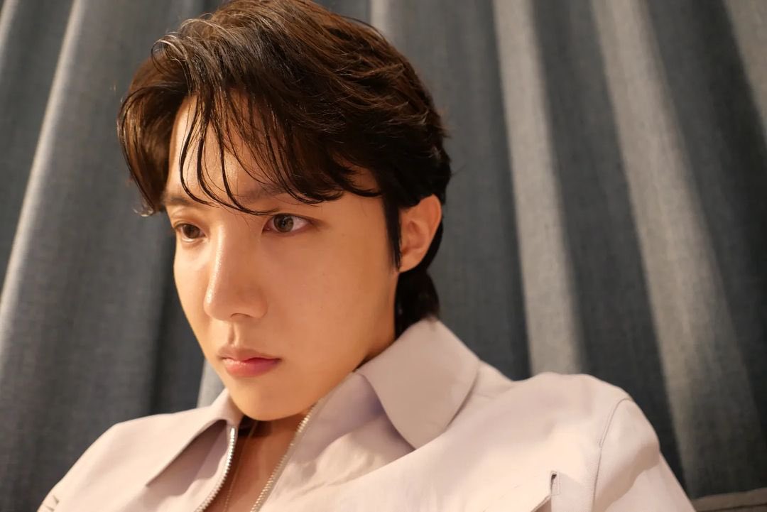 hobistateofmind's tweet image. new fav genre of hoseok selca unlocked