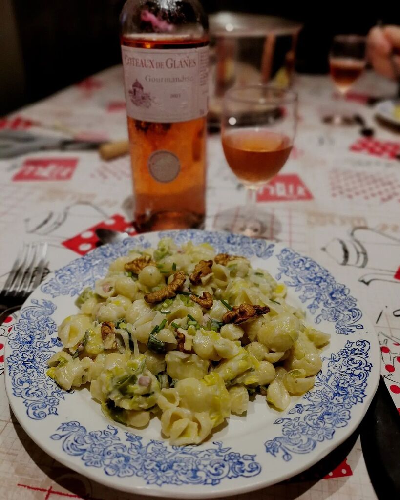nadasto's tweet photo. J'ai un faible pour les pâtes ou gnocchi à la crème de fromage. Ici au @bleuauvergne et cabecou. C'est excellent avec des poireaux fondus. Puis quelques noix torréfiées 👌
#norecipe #impro #foodporn #cheeseporn #pastalover #pastaforlife #pastaforever … https://t.co/VZJsLa5QwW https://t.co/dVYY29mqwH