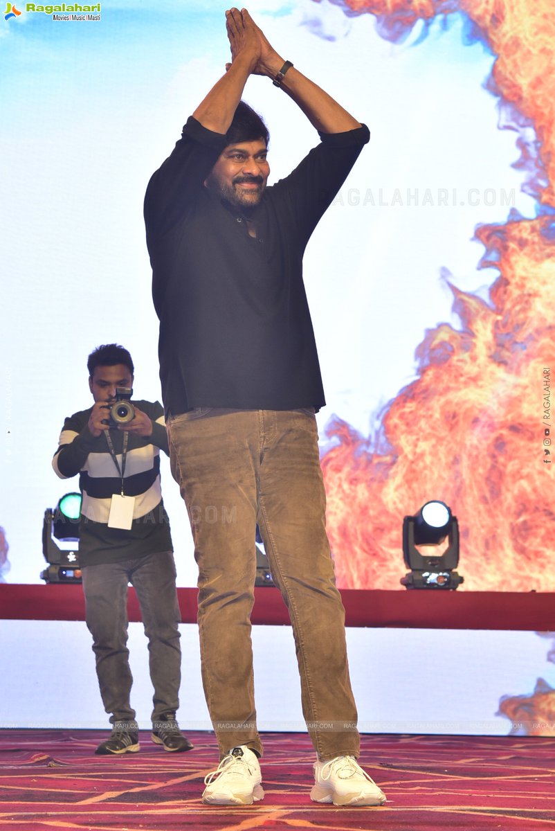 Ragalahariteam's tweet photo. #Chiranjeevi garu wishing hello to all his fans and audiences for their love showered on him all the time at #WaltairVeerayya #MegaMassEvent
@KChiruTweets @RaviTeja_offl @shrutihaasan @ThisIsDSP
@MythriOfficial @MediaYouwe #Vizag https://t.co/uXiSDELz0i