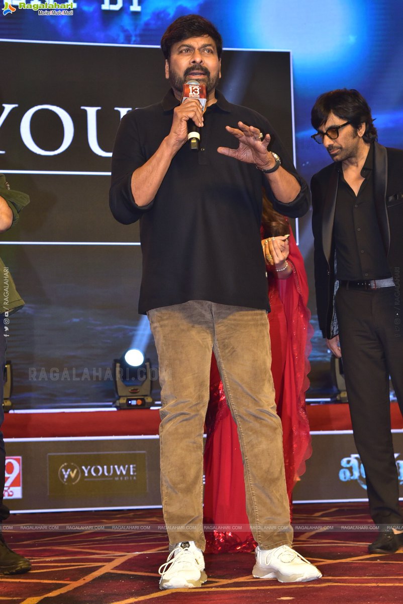 Ragalahariteam's tweet photo. #Chiranjeevi garu wishing hello to all his fans and audiences for their love showered on him all the time at #WaltairVeerayya #MegaMassEvent
@KChiruTweets @RaviTeja_offl @shrutihaasan @ThisIsDSP
@MythriOfficial @MediaYouwe #Vizag https://t.co/uXiSDELz0i