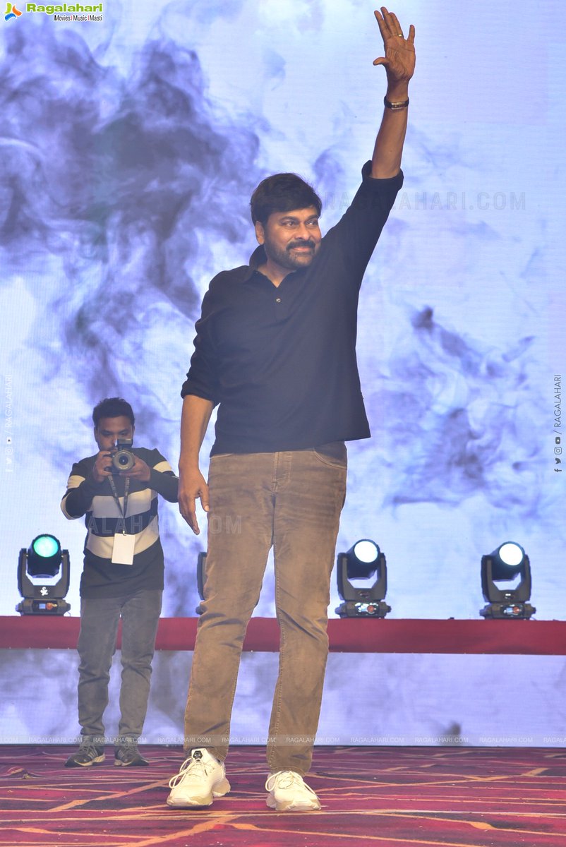 Ragalahariteam's tweet photo. #Chiranjeevi garu wishing hello to all his fans and audiences for their love showered on him all the time at #WaltairVeerayya #MegaMassEvent
@KChiruTweets @RaviTeja_offl @shrutihaasan @ThisIsDSP
@MythriOfficial @MediaYouwe #Vizag https://t.co/uXiSDELz0i
