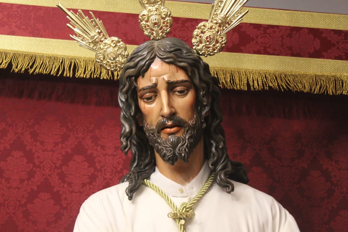 «Soy yo el que necesito que tú me bautices, ¿y tú acudes a mí?».
Jesús le contestó:
«Déjalo ahora. Conviene que así cumplamos toda justicia».