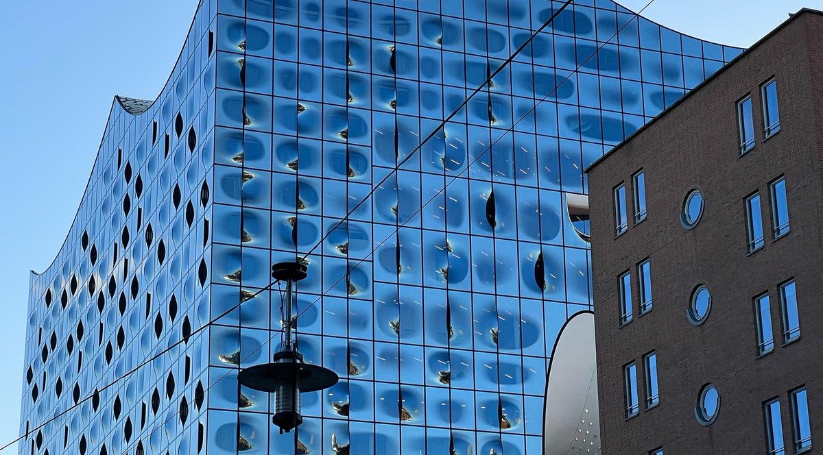 What a beautiful hall! What a building! Can’t wait for tonight’s concert with Nils Mönkemeyer for <a href="/KammermusikHH/">Kammermusikfreunde</a> at the <a href="/elbphilharmonie/">Elbphilharmonie</a> 😍🥰 #stringquartet #journey