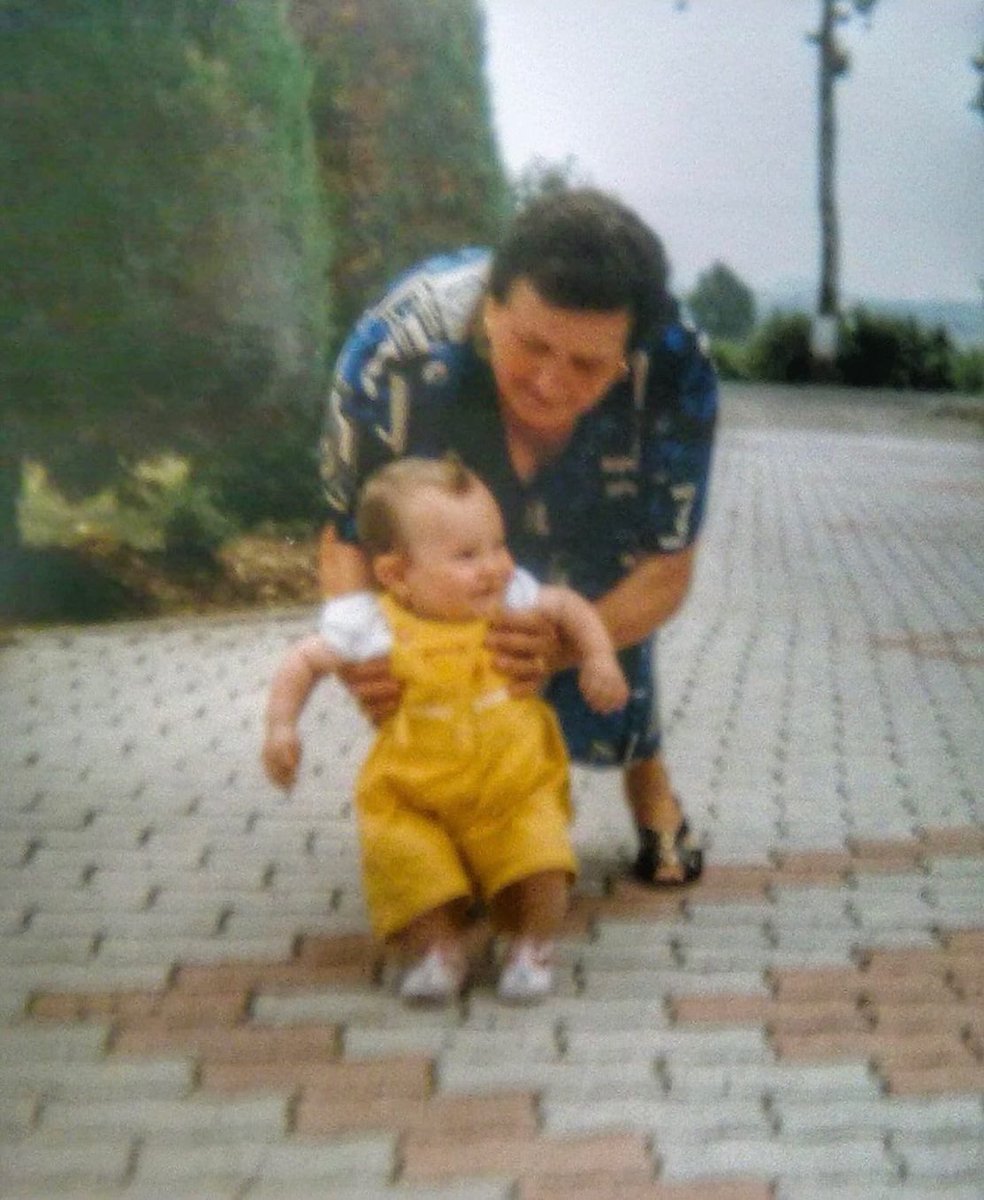 GiovannettiSofi's tweet image. Ora quel che mi rimane sembra essere il ricordo 
ma in realtà qui resta tutto, perché l’amore non muore mai 
sarai sempre e costantemente in ogni dove, in ogni giorno
nel mio cuore e nella mente
finché non finirà il mondo. ❤️ #nonna #nipote #amore #insieme #persempre