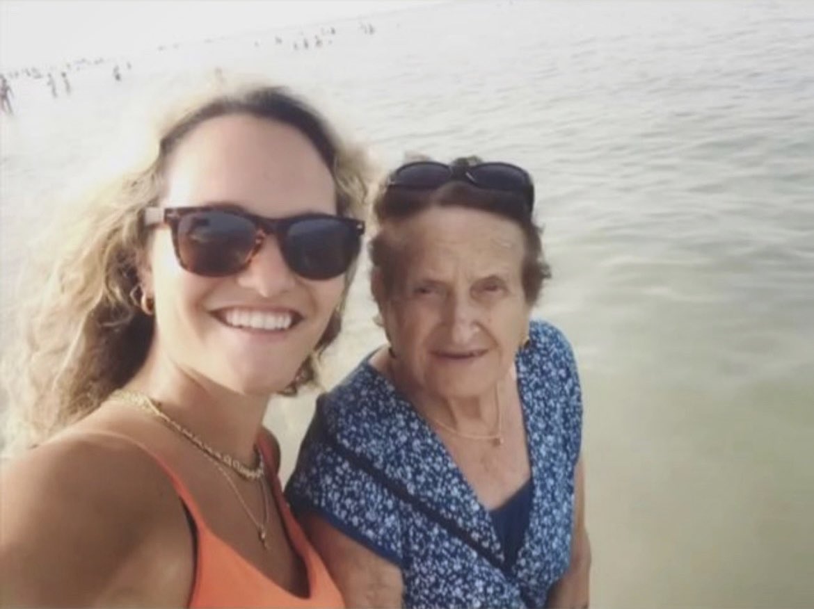 GiovannettiSofi's tweet image. Ora quel che mi rimane sembra essere il ricordo 
ma in realtà qui resta tutto, perché l’amore non muore mai 
sarai sempre e costantemente in ogni dove, in ogni giorno
nel mio cuore e nella mente
finché non finirà il mondo. ❤️ #nonna #nipote #amore #insieme #persempre