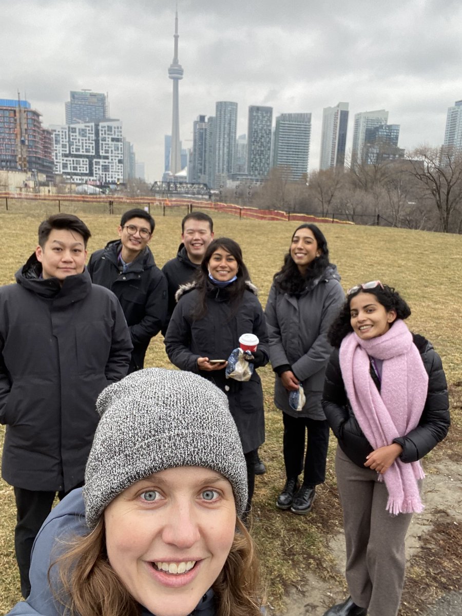 It was wonderful to go for a winter walk last week with some of the #DigitalMentalHealth research team members @CAMHnews Such an inspiring group! @nelshen @lobri888 @ryanchan @ImanKKassam @lydiantoinette @jesskemp13 @HDanielleShin