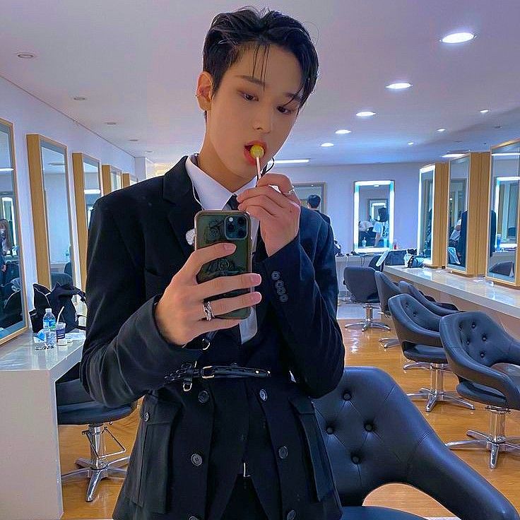 se esse tweet estiver passando na sua tl,
⠀faça um quote com a sua selfie no espelho.