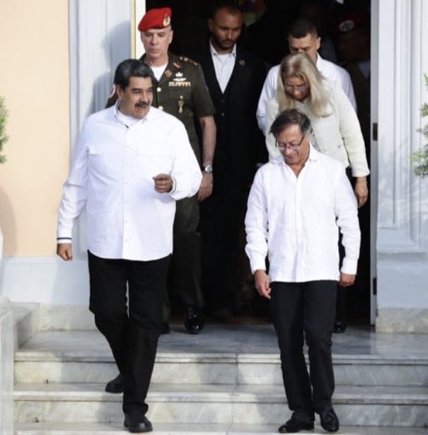 Ninguna persona decente estaría a gusto y sonriente al lado de un genocida.