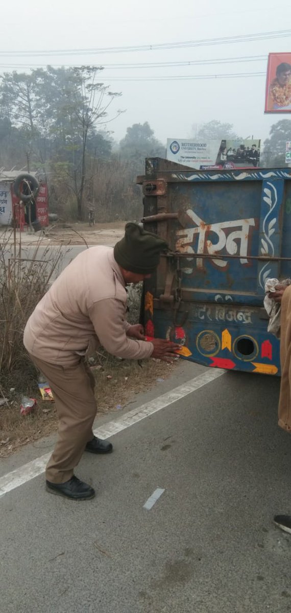 घने कोहरे के कारण हो रही दुर्घटनाओं को रोकने के लिए हरिद्वार पुलिस ने उठाए एहतियातन कदम

👉100 से अधिक वाहनों पर लगाए रिफ्लेक्टर टेप
👉लो विजिबिलिटी के नुकसान बता जनता को चेताया
👉रिफ्लेक्टर टेप और फॉग लाइट के बताए फायदे

@uttarakhandcops 
#wecareaboutyou 
#WeCareWeListenWeAct