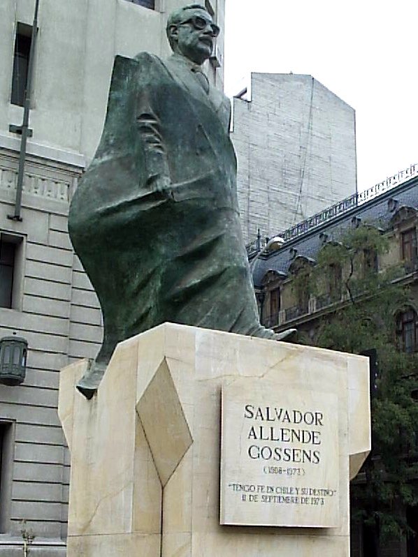 Sacar la estatua de Allende, sería el mejor gesto de reconciliación para el país