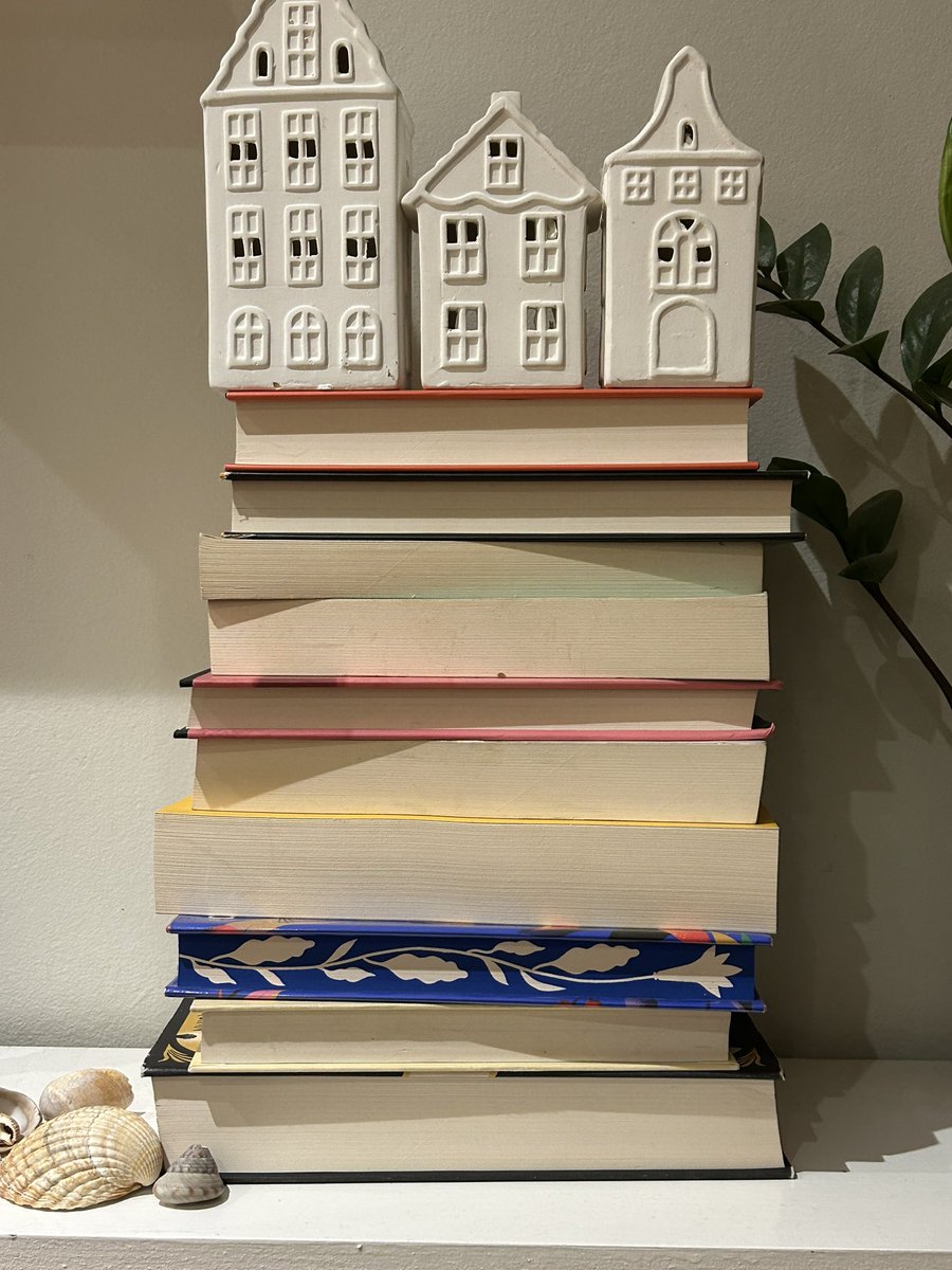 alisonbarrow's tweet photo. I read A LOT of books in 2022. These ten are my faves. And later, I’ll turn them round! 😆❤️📚 https://t.co/zRb2qqdo2m