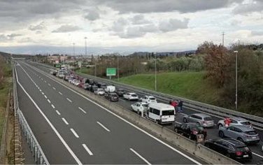 anperillo's tweet photo. Un’autentica VERGOGNA 😡 Scontri tra tifosi del #Napoli e della #Roma, bloccata l'autostrada A1 in provincia di #Arezzo 🚔 @TgrRai @TgrRaiLazio @TgrRaiCampania @TgrRaiToscana @RaiNews @RaiSport @RaiPlay 
https://t.co/VvlJXOkt61. https://t.co/Jpv3ZShSxc