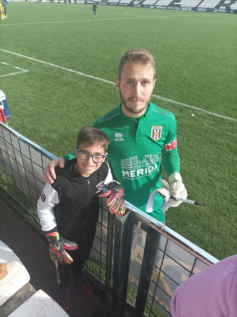 Muchas gracias capitan <a href="/JaviMontoya31/">Javi Montoya</a> por el detalle le a encantado a mi hijo aunque no sea el mejor momento por la derrota pero #unromanonuncaserrinde <a href="/Merida_AD/">A.D. Mérida</a>