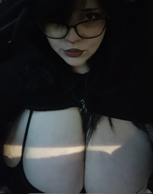 Have good day♡ Xoxo ur tired goth mommy https://t.co/OpiVoawxme