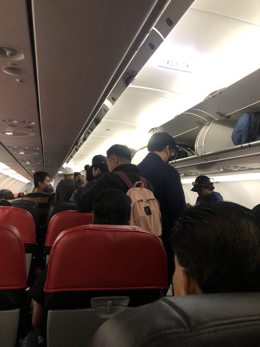 Official_LDI's tweet photo. Boleh tak kita enforce kembali SOP zaman Covid? Bersusun ikut row masing masing. Sesak la tengok dorang ni - ingat naik flight mcm naik bas. 

@MOTMalaysia @anthonyloke https://t.co/P37v5m6ozf