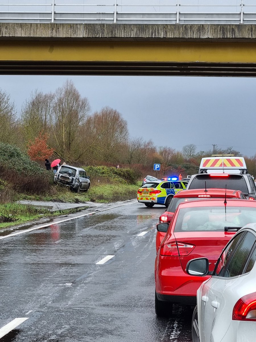 STrimnell's tweet image. Accident #a120 between Braintree and Stansted stuck in long traffic jam #accident