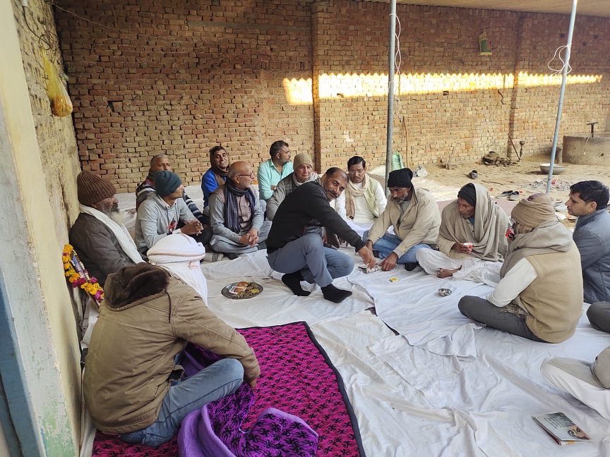 Surenderdiler's tweet photo. विधानसभा #हाथरस की ब्लॉक मुरसान के ग्राम दाऊदा बंका में स्व• श्री सरदार सिंह मुखिया जी के आकस्मिक निधन के पश्चात शोक संतप्त परि��नों को सांत्वना दी।

ईश्वर से दिवंगत आत्मा को शांति प्रदान करने तथा श्री चरणों मे स्थान देने की प्रार्थना की।

ॐ शांति https://t.co/bBK91YZza2