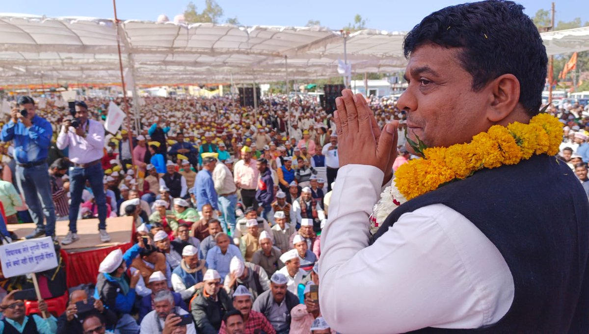 RadhaPyariRawa4's tweet photo. उज्जैन महाकाल में शिक्षकों कर्मचारियों का उमड़ा जनसैलाब एक ही मांग पुरानी पेंशन बहाल हो निजीकरण समाप्त हो।
#vijaykumarbandhu 
#अटेवा
#NMOPS https://t.co/dsDHcEgYgW