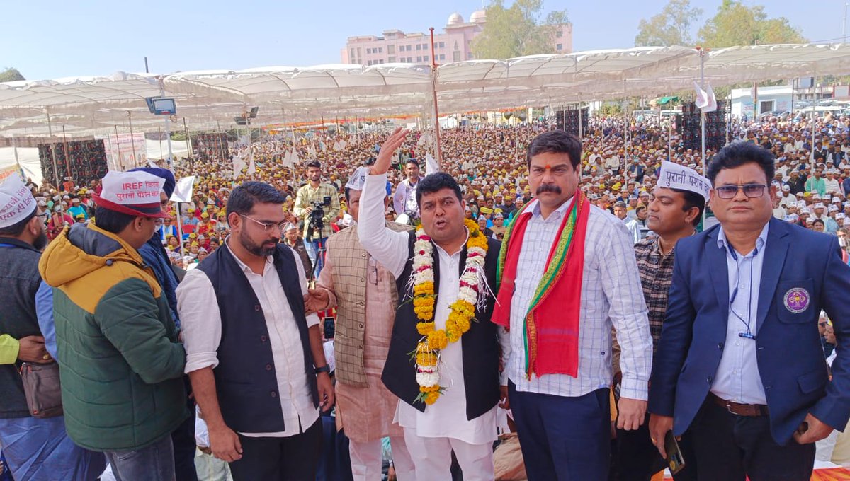 RadhaPyariRawa4's tweet photo. उज्जैन महाकाल में शिक्षकों कर्मचारियों का उमड़ा जनसैलाब एक ही मांग पुरानी पेंशन बहाल हो निजीकरण समाप्त हो।
#vijaykumarbandhu 
#अटेवा
#NMOPS https://t.co/dsDHcEgYgW