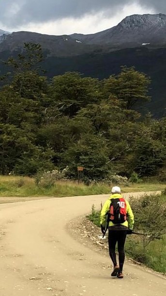 El Proyecto se llama “Conocer re-corriendo y…sembrando!
Conocer porque el objetivo es “conocer” Tierra del Fuego a través del testimonio de su gente, “re-correriendo”, porque lo haré corriendo 35-40km diarios…y “sembrando” porque iré dejando la semilla de ÑUBEL por donde vaya