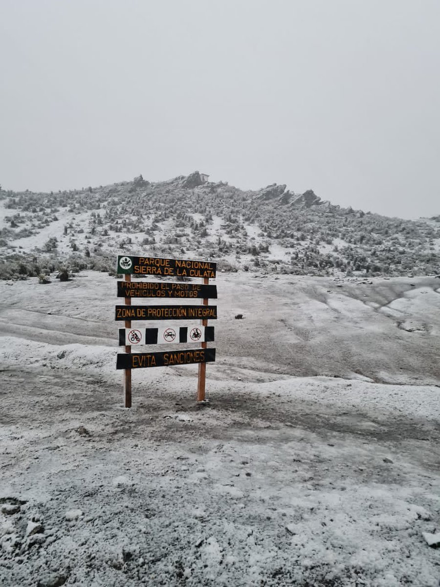 ¡La primera Nevada del 2023! Ayer sábado 07 de Enero del 2023 (5:00 pm) se registró una nevada en el Collado del Cóndor (Pico El Águila) de Mérida. 
Fotos de @leoperiodista 
#Mérida #nevadasmerida #meridavenezuela
