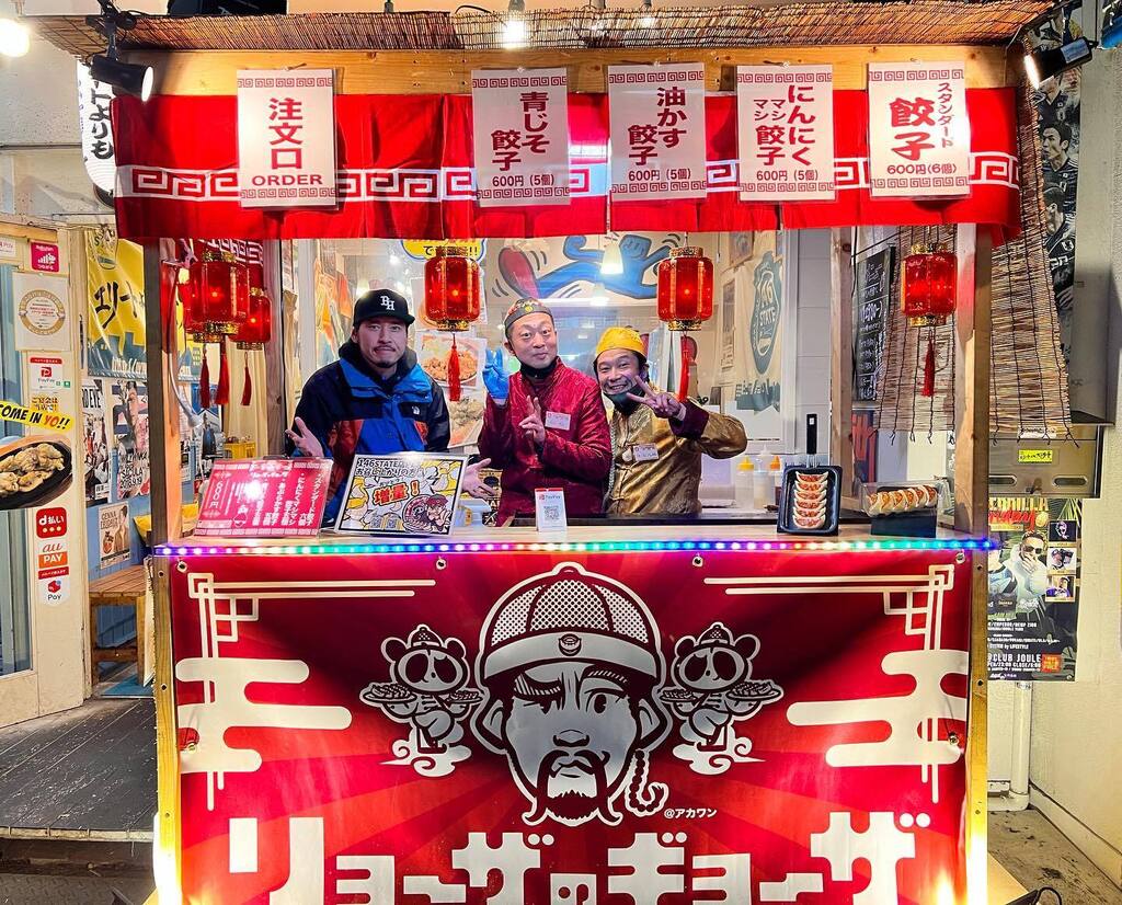 RYOtheSKYWALKER's tweet photo. 「リョーザのギョーザ 店頭販売会 in 146STATE」DAY 2 !!!!!!🥟🔥
本日もお疲れ様です!!
アメリカ村 146STATE にて明日0:00まで!
お持ち帰りも 冷凍 or 焼いたやつ どちらでもいけます🥟
#リョーザのギョーザ #146STATE #アメリカ村 #大阪 https://t.co/ls1SxwupJc https://t.co/TbF0s2hgso