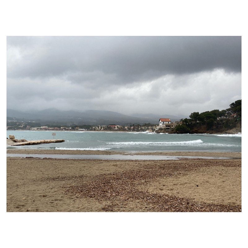 Par moment le ciel est bas 
Mon cœur lui bat encore 

#randonnée #aixploreuse #trek #saintcyrsurmer #vartourisme #trekkingphotography #yoga #seaphotography #wayoflife #igersfrance #igersvar #provencealpescotedazur #sortiedudimanche #sundayphotography #pointegrenier #dunedesable