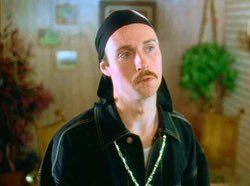 #AMICI22 Nella testa di Wax: “Con questo berretto sarò ancora più figo”

Nella realtà: