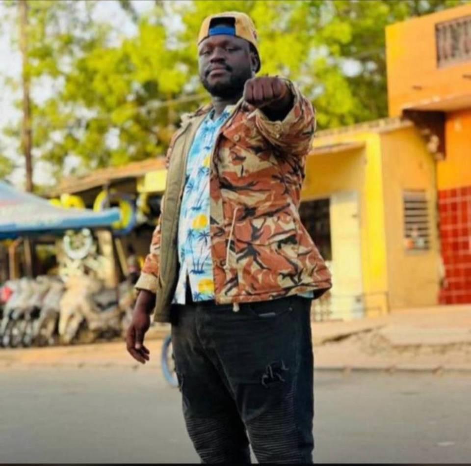 DimMoussa3's tweet photo. Plus de 40 morts dans un accident à kaffrine et aucun media n'arrête pas ses programmes pour faire un breaking News. La presse Sénégalaise est un grand malade
RIP Moussa soumboundou et tous ceux qui ont perdu la vie https://t.co/h4Z3oUmjar