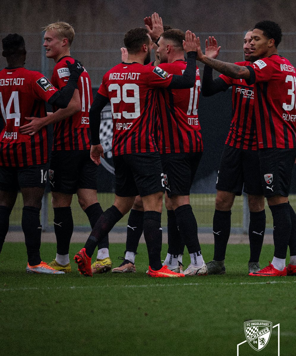 Schanzer's tweet photo. ℹ️ Rico #Preissinger, Calvin #Brackelmann &amp; Justin #Butler: Nach der ersten Halbzeit führen unsere #Schanzer mit 3:0 gegen den Chemnitzer FC! ⚫🔴 So kann's im zweiten Durchgang weitergehen. 😜

#FCICFC https://t.co/qJeIqiaxtm