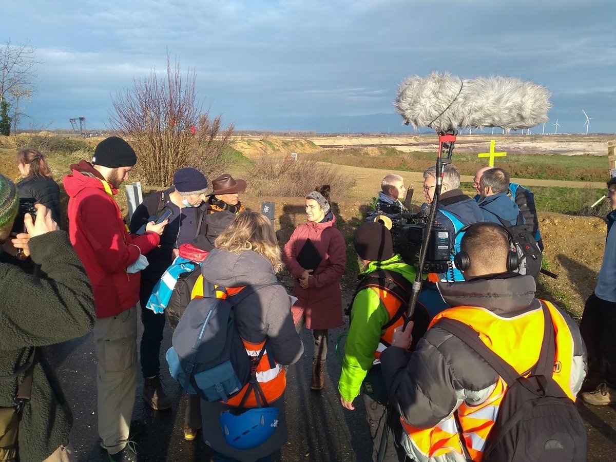 Wir als <a href="/FossilExit/">FossilExit</a> Forschungsgruppe sind heute vor Ort in #Lützerath. Laut unseren <a href="/DIW_Berlin/">DIW Berlin</a> Studien und der Studie von Aurora Energy Research wird die Kohle unter #Lützerath nicht benötigt!