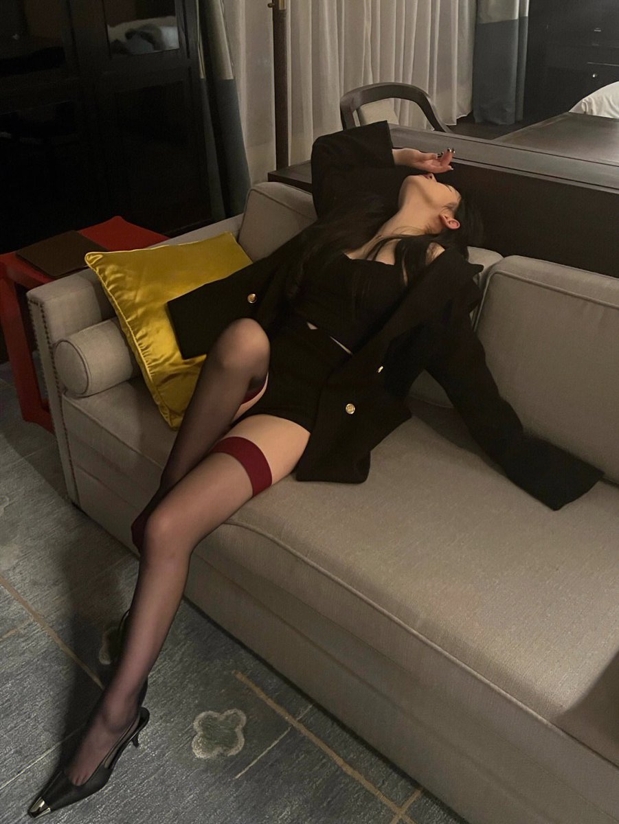 GustaveForste13's tweet photo. 黑色永远都是最高级的颜色红丝袜+高跟鞋 这样穿搭真的好绝 狠狠拿捏住了 https://t.co/xQcna8qsqQ