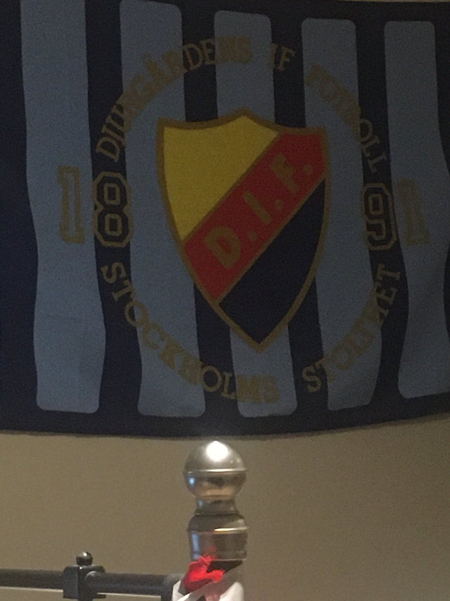 Henkeman1986's tweet photo. Självklart ska man visa att man heja på djurgården när man blir 37år gammal. #henkeman #minfödelsedag #djurgården #flagga #mindag #sverige https://t.co/dzWXDi9u3a